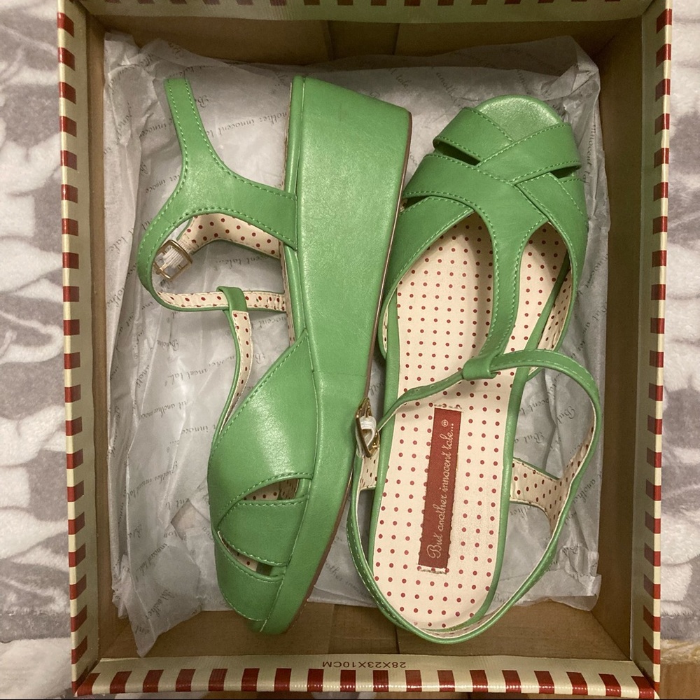 b.a.i.t. Green Platform Wedge Sandals